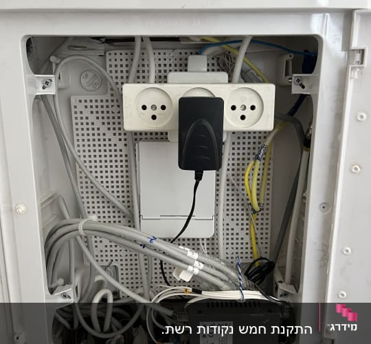 ארון תקשורת עם כבלים ומתגים חשמליים